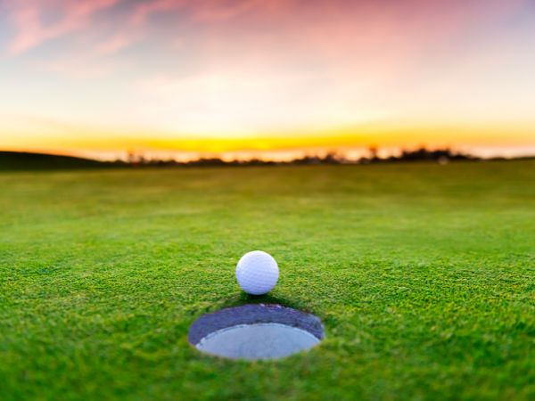 Jakie są aspekty treningu w golfa, aby poprawić swoje umiejętności na polu?